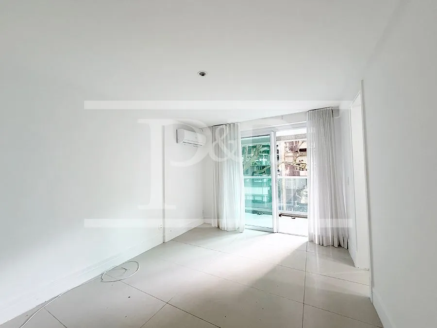 4-bedroom 300 m² apartment with a balcony — photo 23