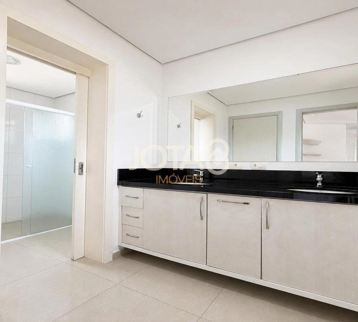 4-bedroom house with a glass-enclosed balcony in Curitiba — photo 27