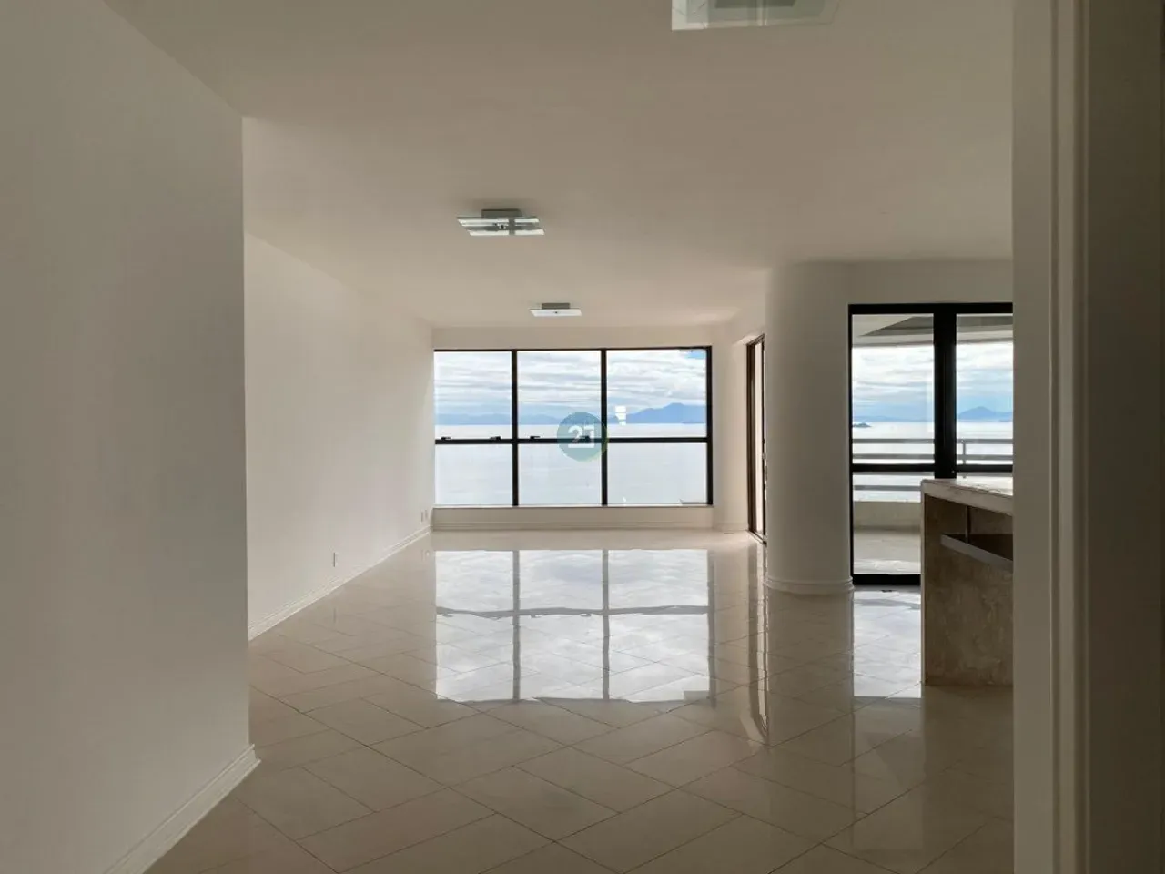 230 m² apartment with 3 en-suites and a home office