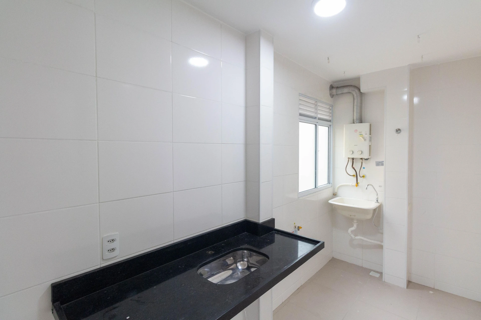 2-bedroom apartment in a building with a gym — photo 48