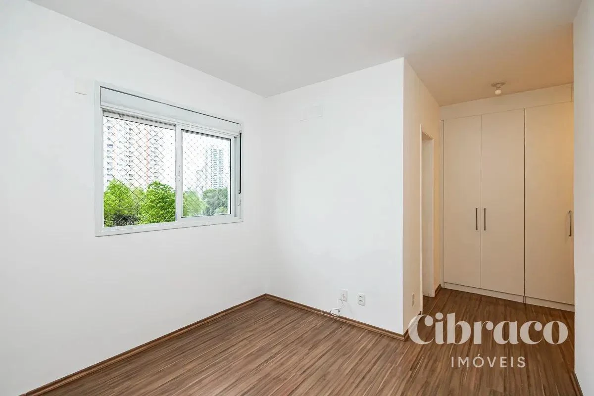 Balcony with a grill in a 4-bedroom apartment, 131 m² — photo 40