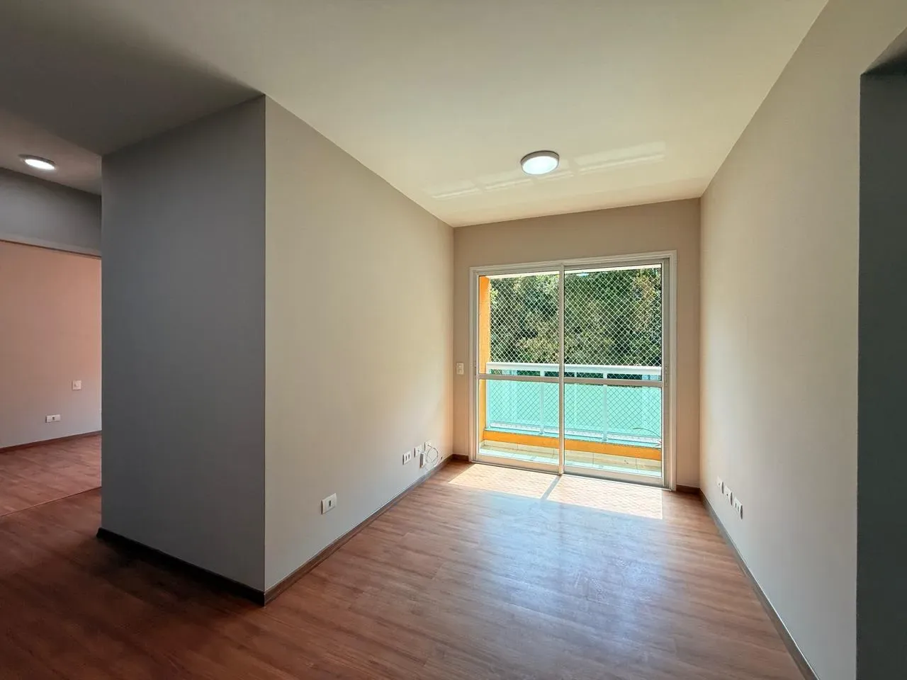 Apartment on the 4th floor with wood or laminate floors — photo 3
