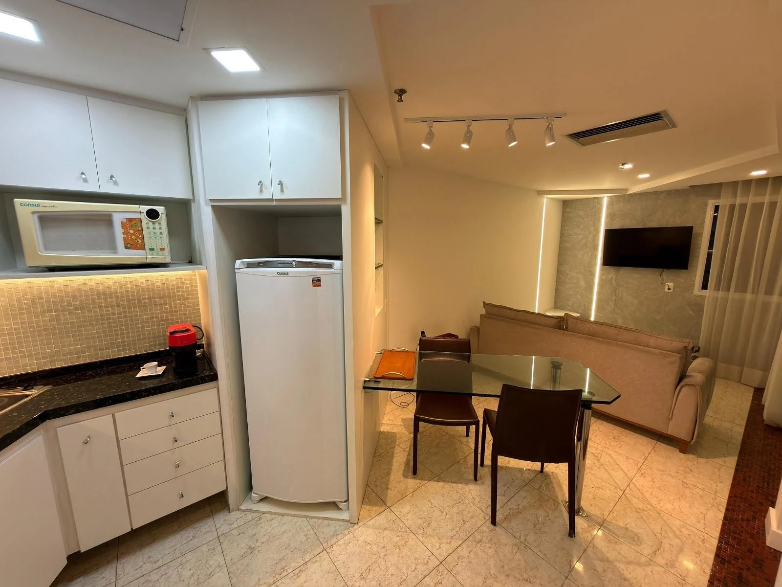 Apartamento mobiliado com 1 quarto, varanda e vaga
