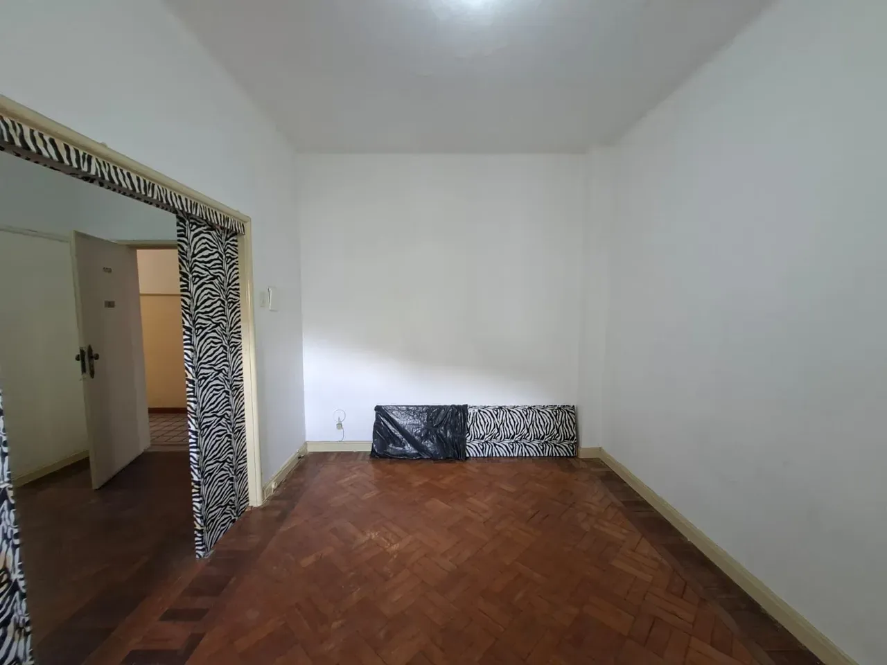 Apartamento com piso de madeira ou laminado, Centro — photo 9