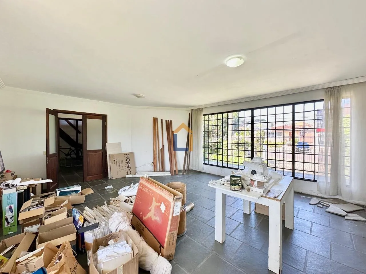 400 m² house with floor-to-ceiling windows and a fireplace — photo 35