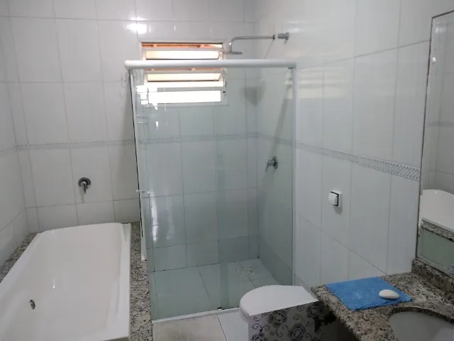 195 m² house with a home office and a bathtub — photo 15