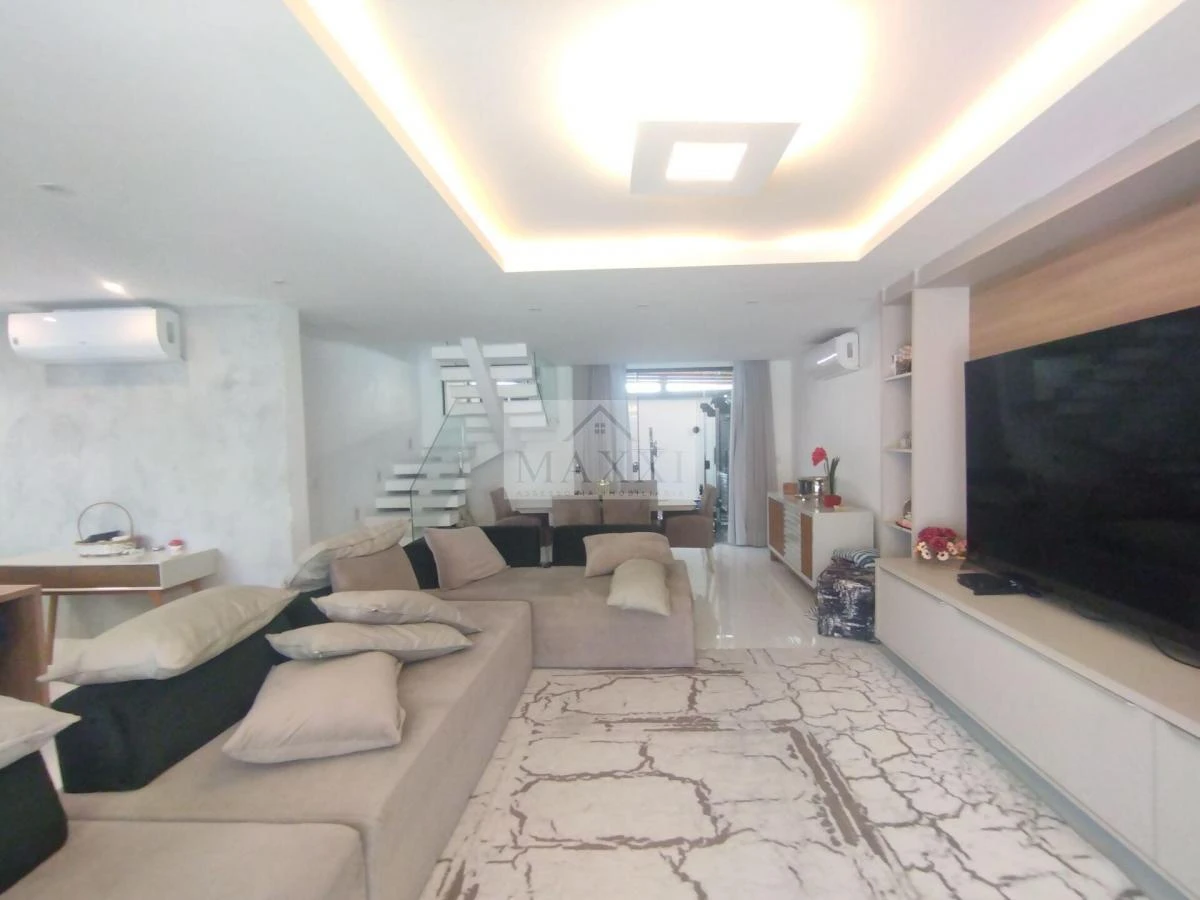 290 m² house with 3 en-suite bedrooms and glass balcony — photo 4