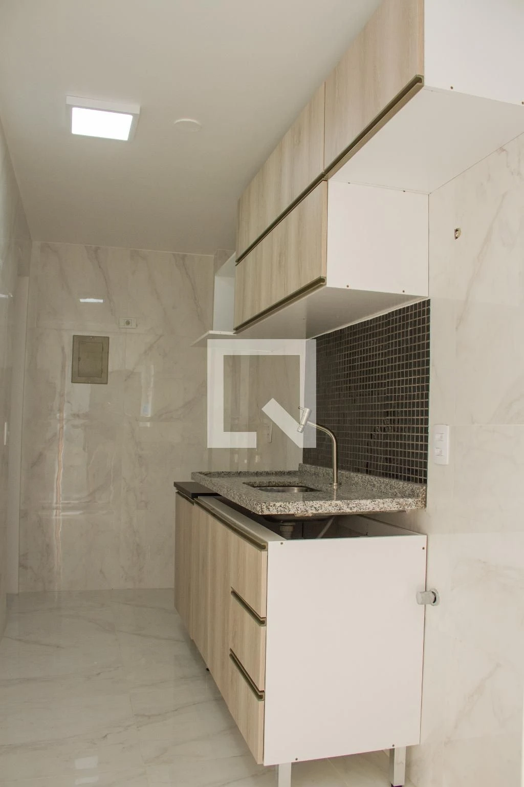 Apartamento sem mobília com 2 quartos e churrasqueira
