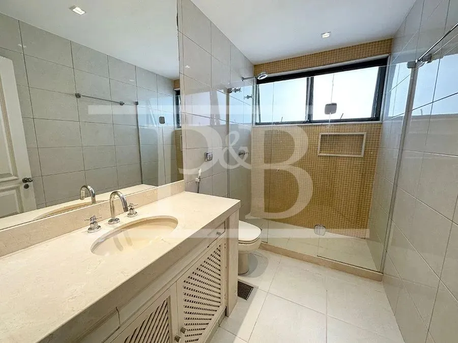 250 m² apartment with 4 bedrooms and a glassed-in balcony — photo 12