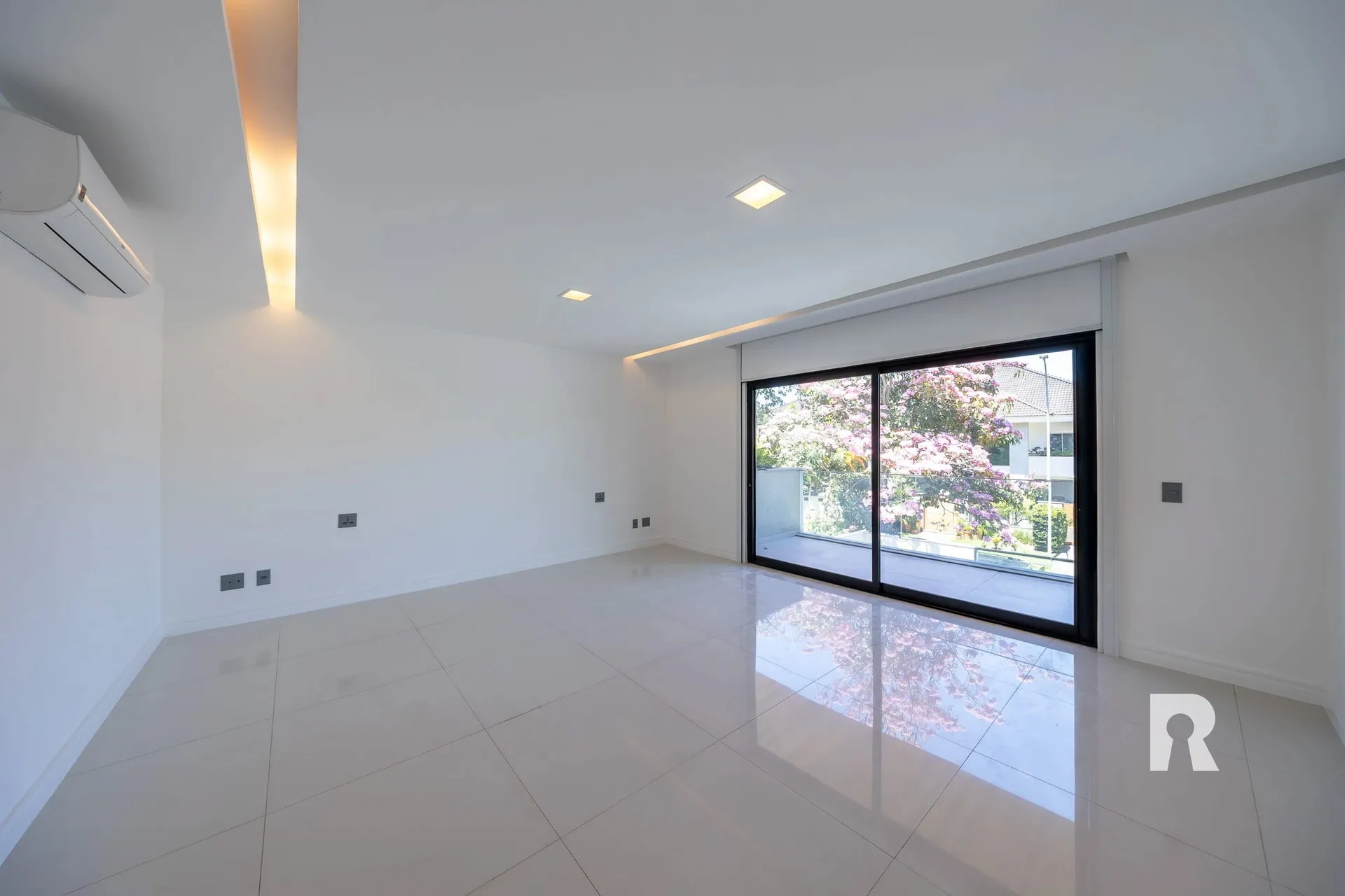 Furnished house, 694 m², with a jacuzzi — photo 12