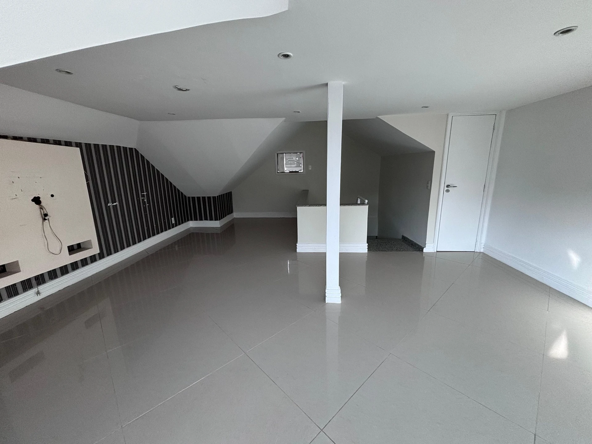 Condo house with 6 bedrooms and a balcony grill — photo 76