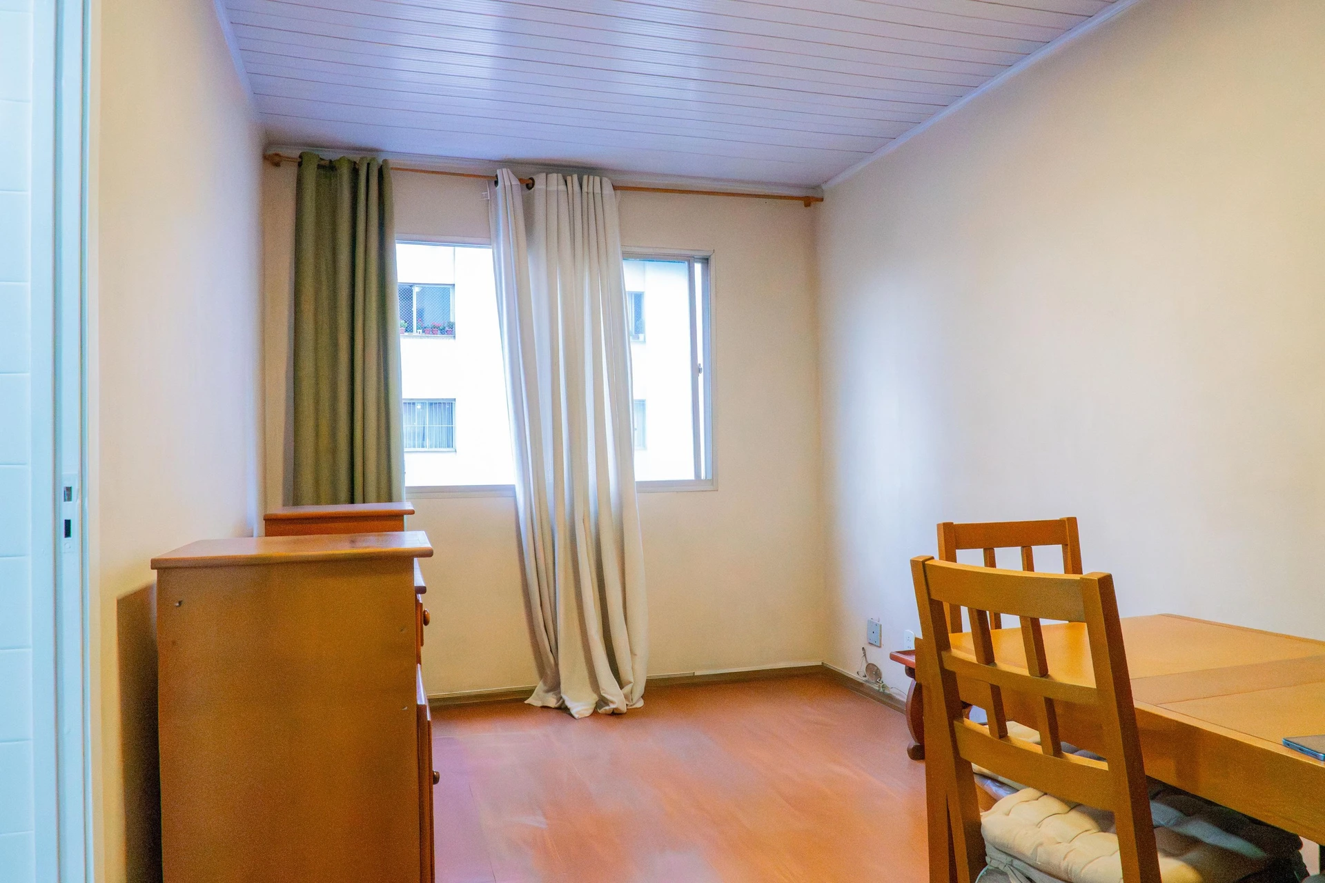 3-bedroom apartment with wood or laminate floors — photo 15