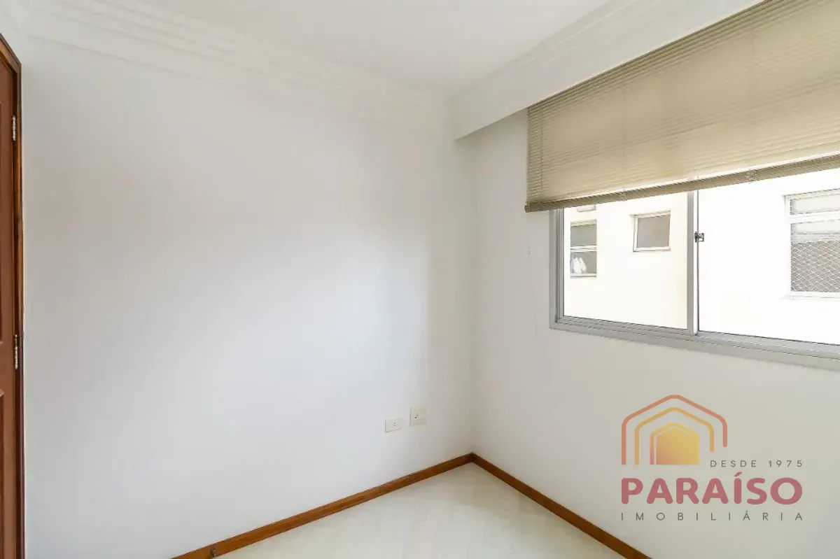 Balcony with a grill in a 2-bedroom apartment, 90 m² — photo 33