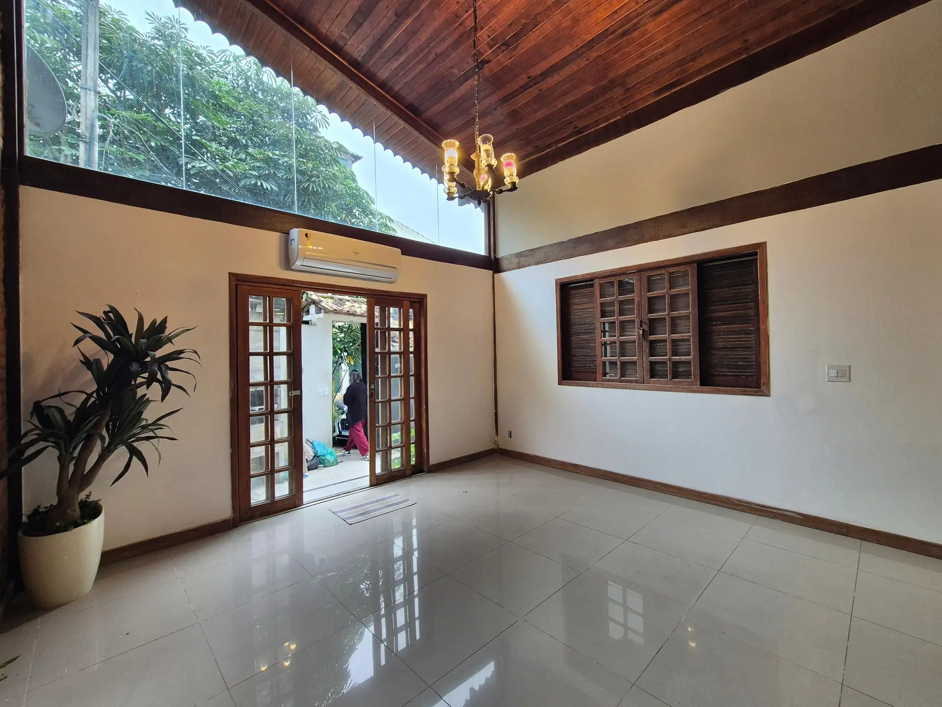 Balcony with a grill in a 3-bedroom house, 150 m² — photo 17