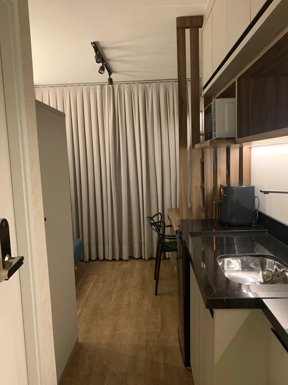 Unfurnished 1-bedroom apartment with a glass shower — photo 11