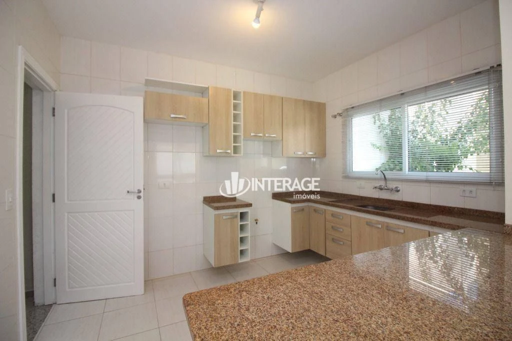 Balcony with a grill in a 3-bedroom house, 150 m² — photo 2