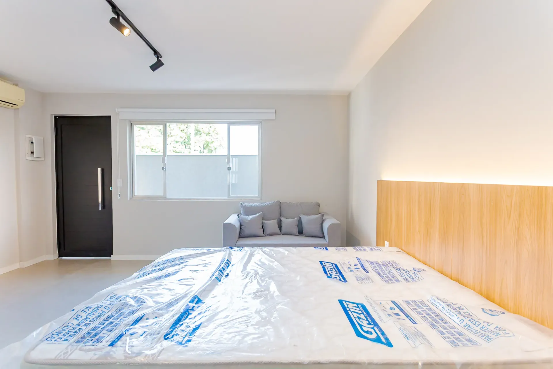 Furnished studio with glass shower and 1 parking spot — photo 19