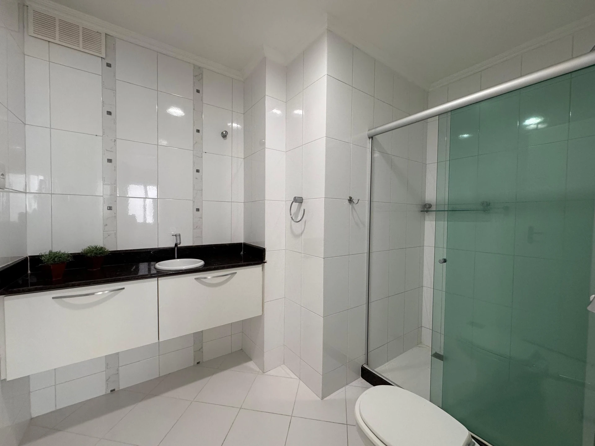 Unfurnished 3-bedroom apartment with a glassed balcony — photo 45