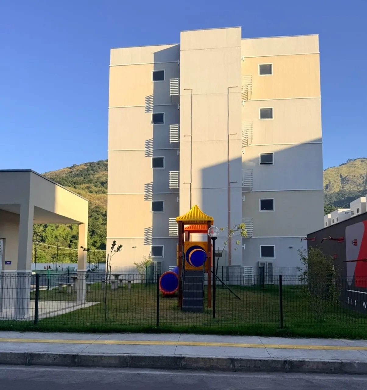 2-bedroom apartment in a building with a gym — photo 14