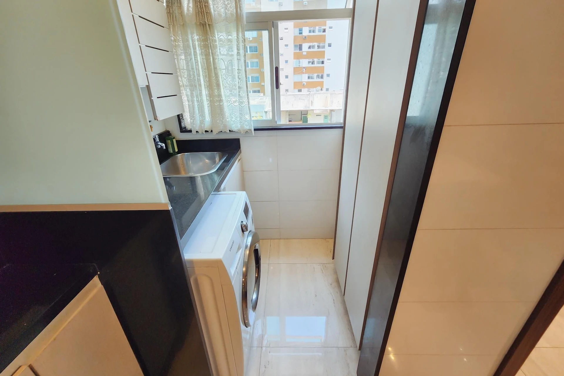 3-bedroom apartment with an ensuite suite and 2 parking — photo 28