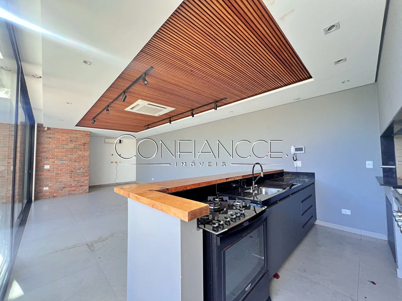 House with open-plan kitchen and 5 bedrooms and 5 baths — photo 20