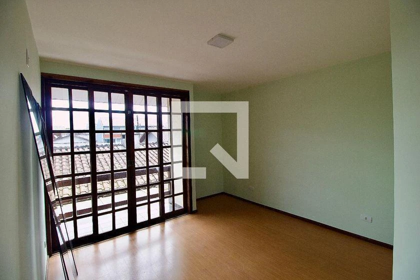 4-bedroom house with wood or laminate floors in Curitiba — photo 35