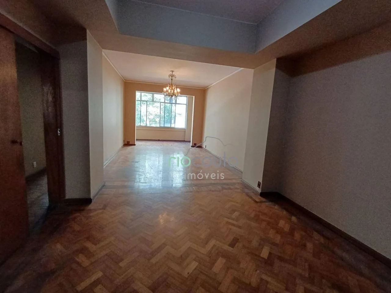 Apartamento com 3 dormitórios e piso de madeira — photo 6