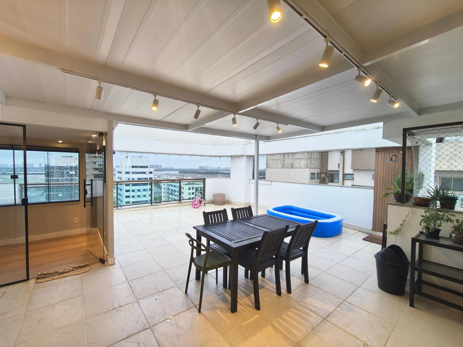 Floor-to-ceiling windows in a 3-bedroom apartment, 140 m² — photo 9