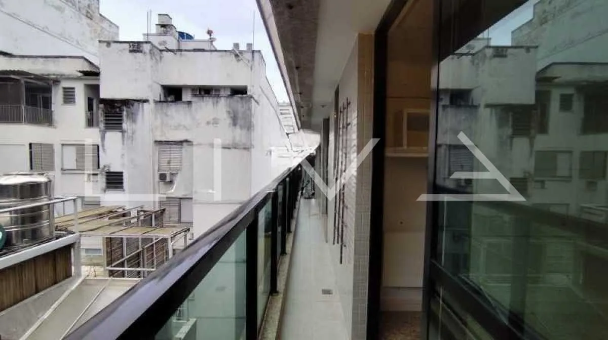 Walk-in closet in a 3-bedroom apartment, 165 m² — photo 15