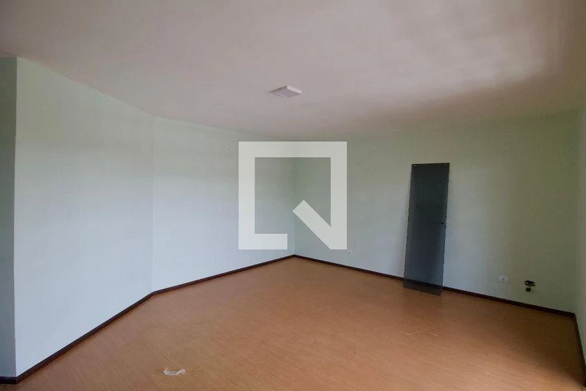 4-bedroom house with wood or laminate floors in Curitiba — photo 15
