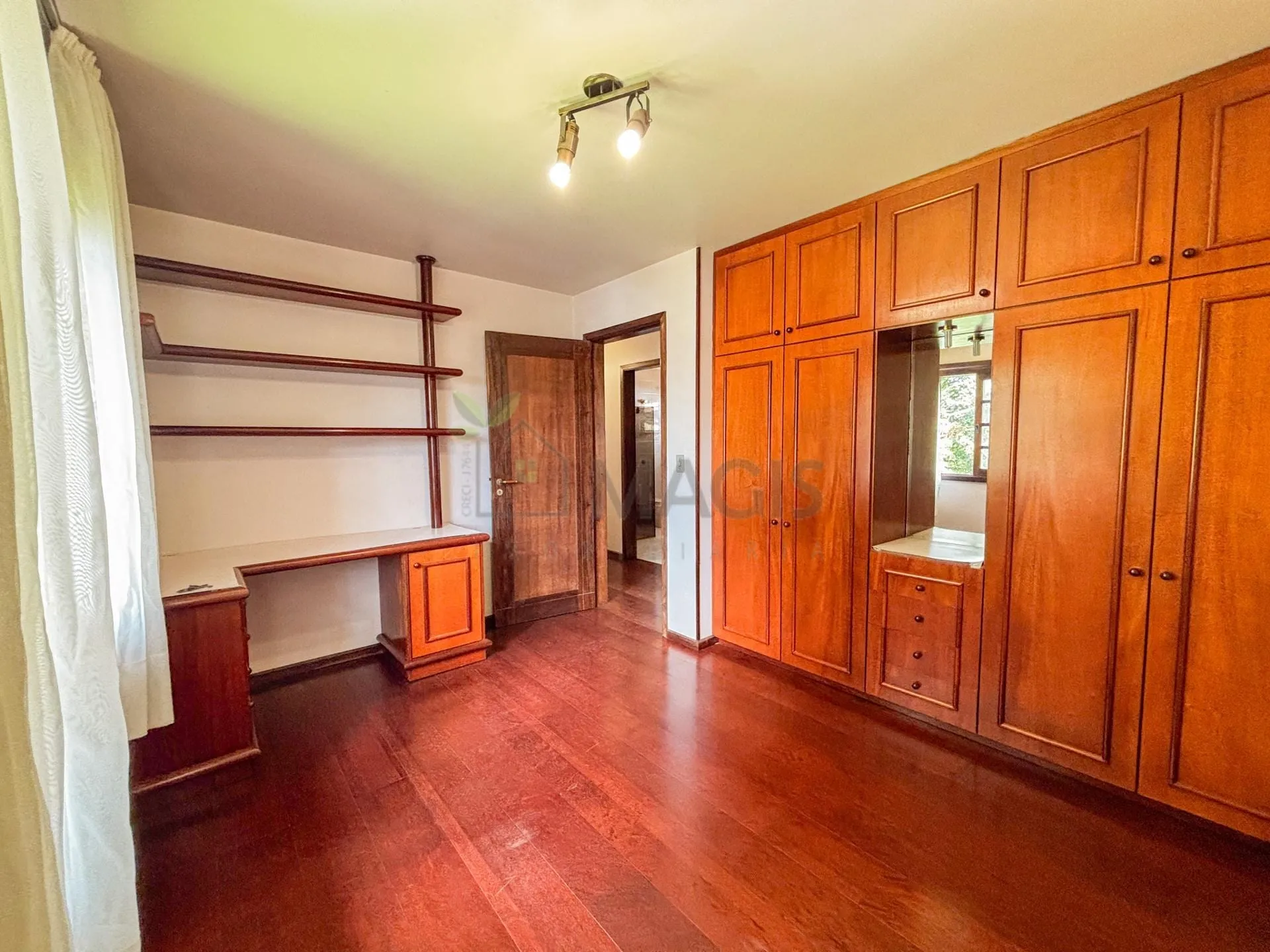 House with 5 bedrooms and 13 parking spaces across 2 floors — photo 29