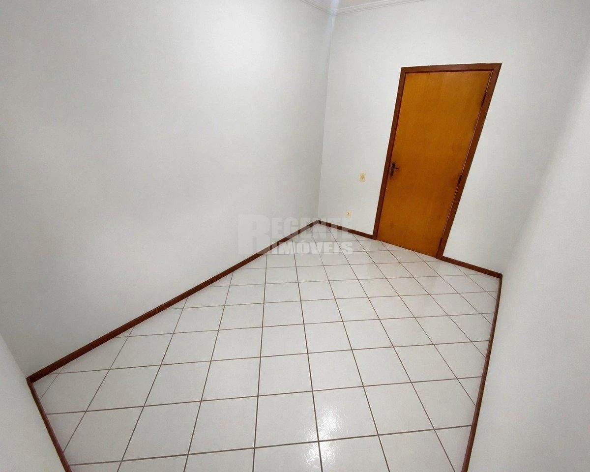 2-bedroom apartment in a building with a gym — photo 12