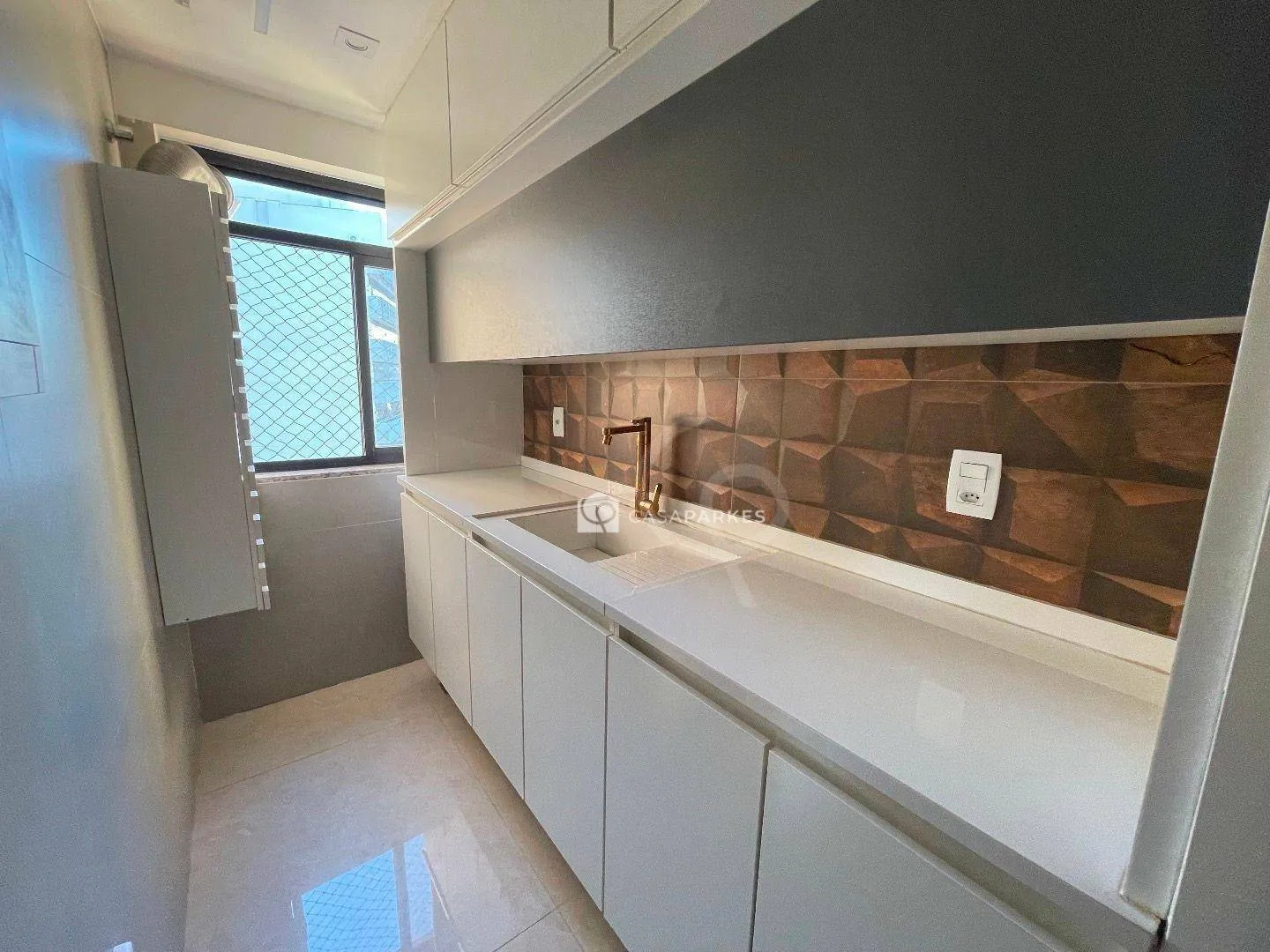 Balcony with a grill in a 3-bedroom apartment, 120 m² — photo 21