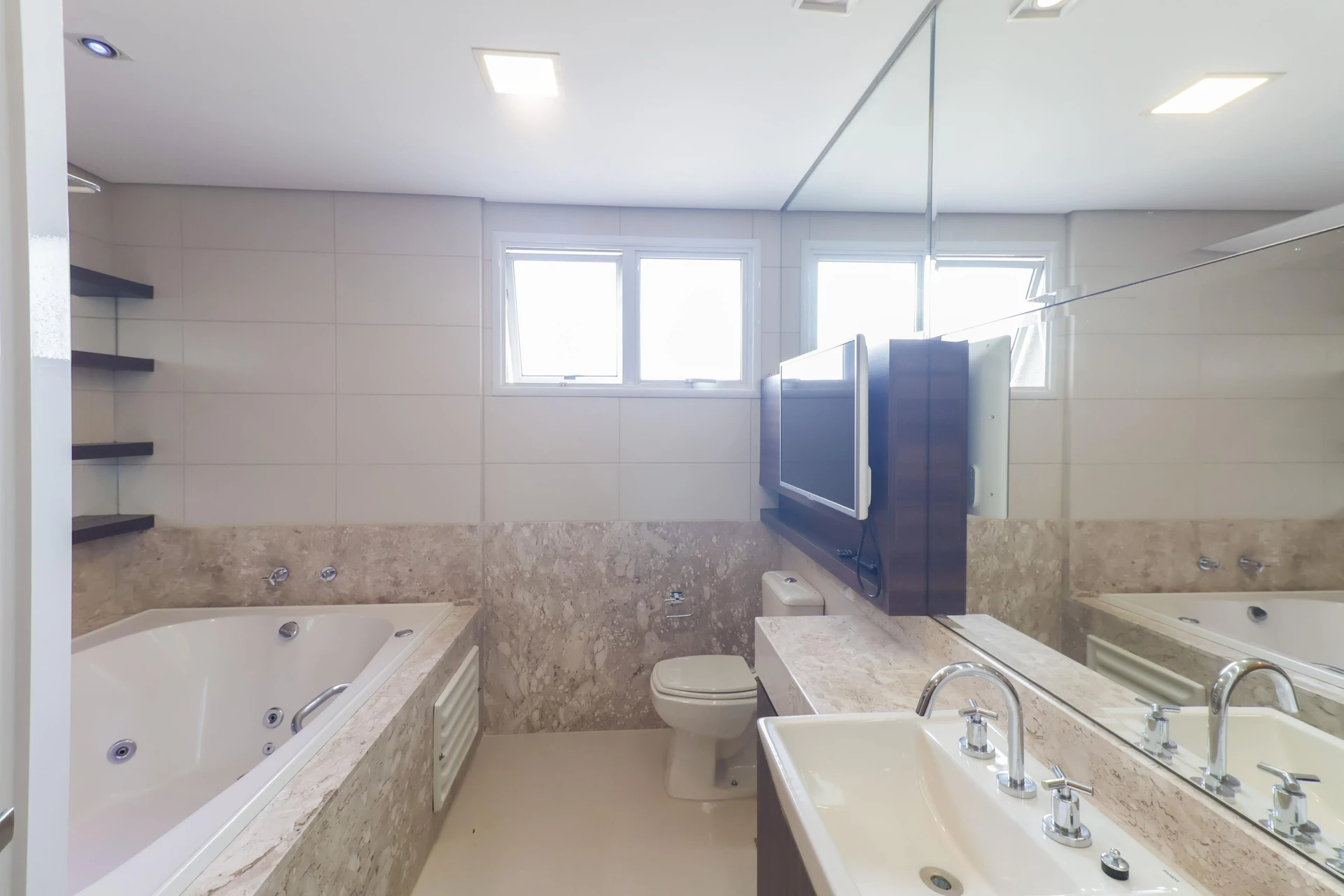 Furnished apartment, 266 m², with a bathtub — photo 44