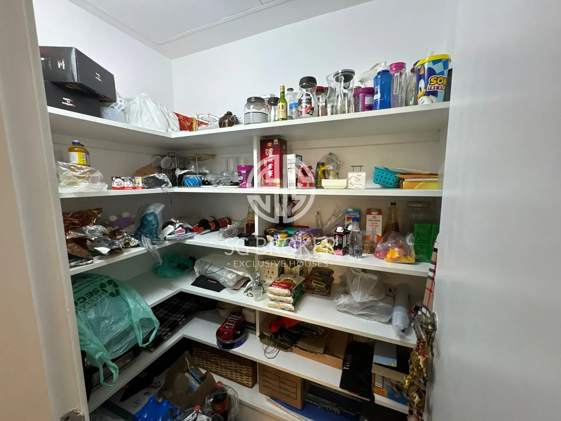 Furnished apartment with open-plan kitchen and 4 bedrooms — photo 22