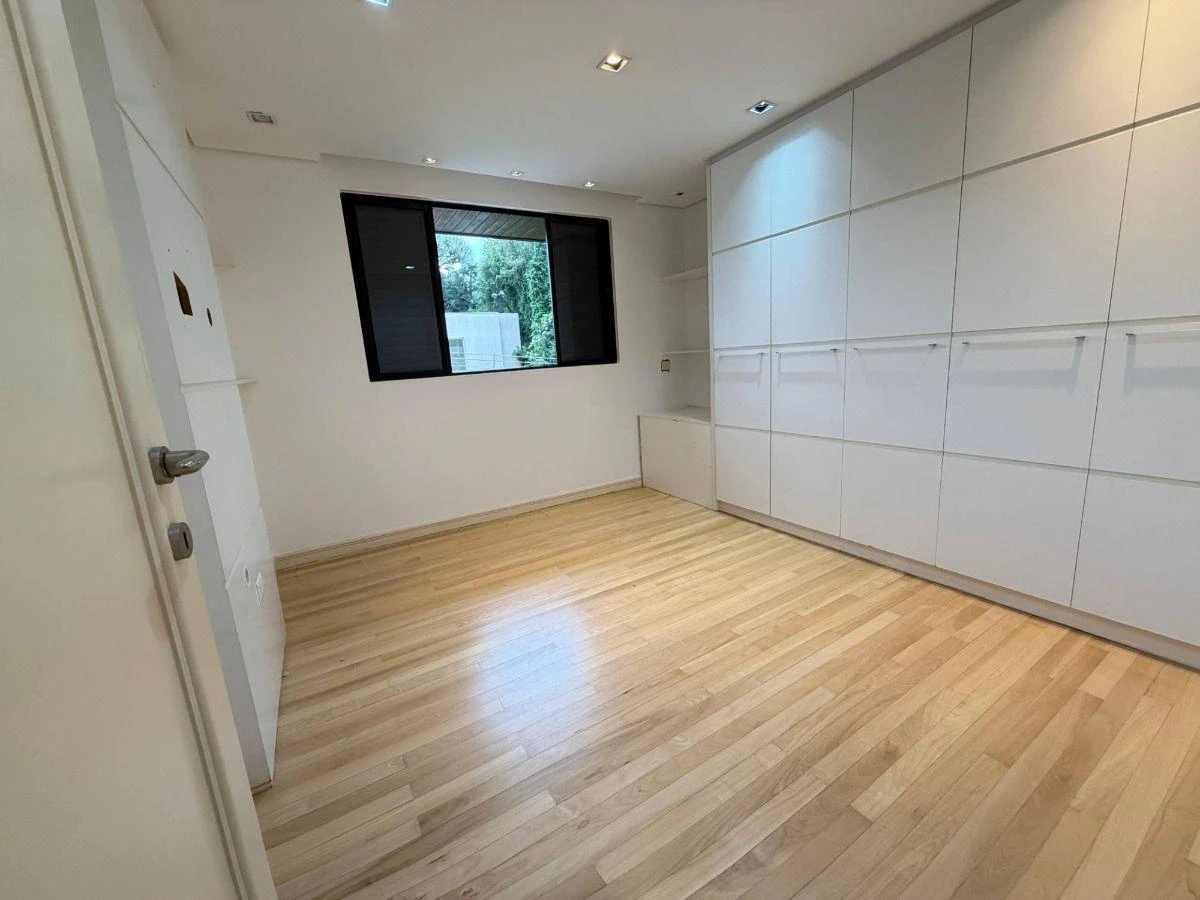 4-bedroom house with a bathtub — photo 28