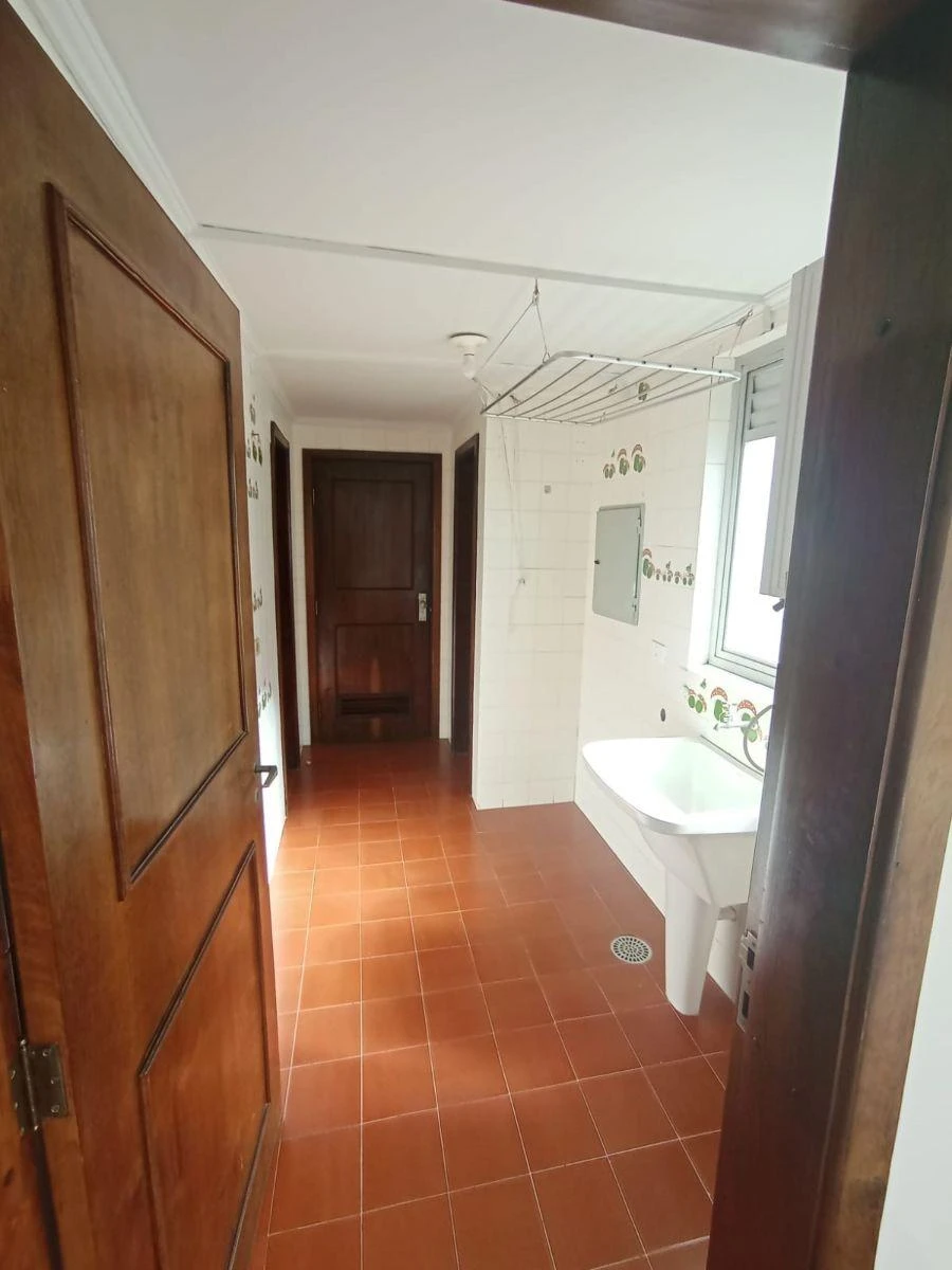 Wood or laminate floors in a 3-bedroom apartment, 110 m² — photo 6