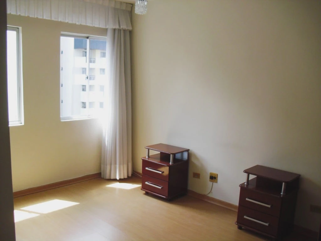 Wood or laminate floors in a 2-bedroom apartment, 122 m² — photo 9