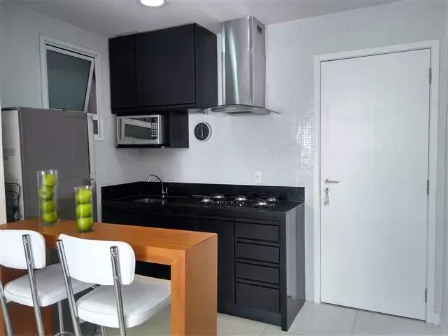 Furnished 1-bedroom apartment with an outdoor pool — photo 2