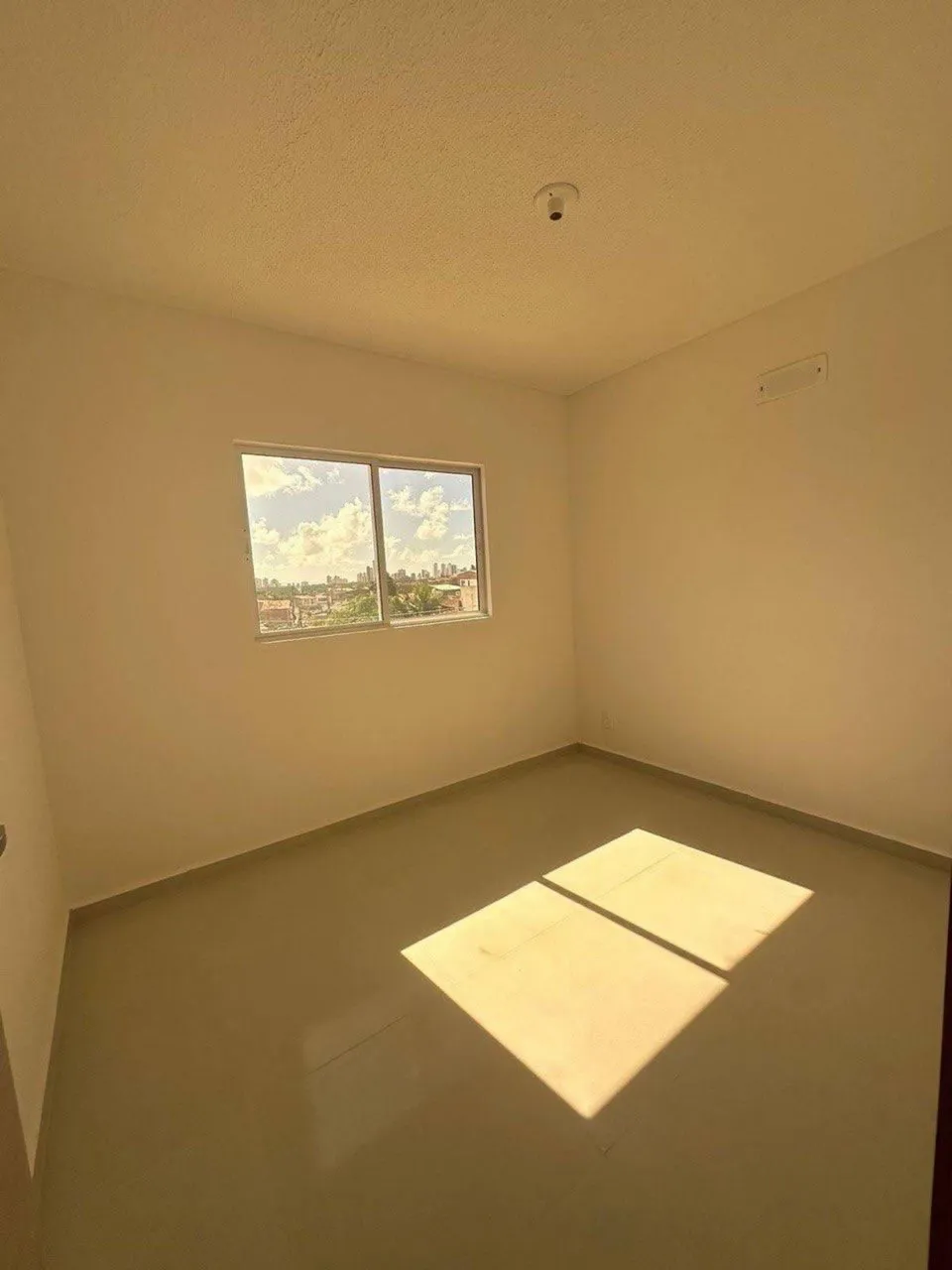 Apartamento com 2 quartos e banheiro com box de vidro — photo 11
