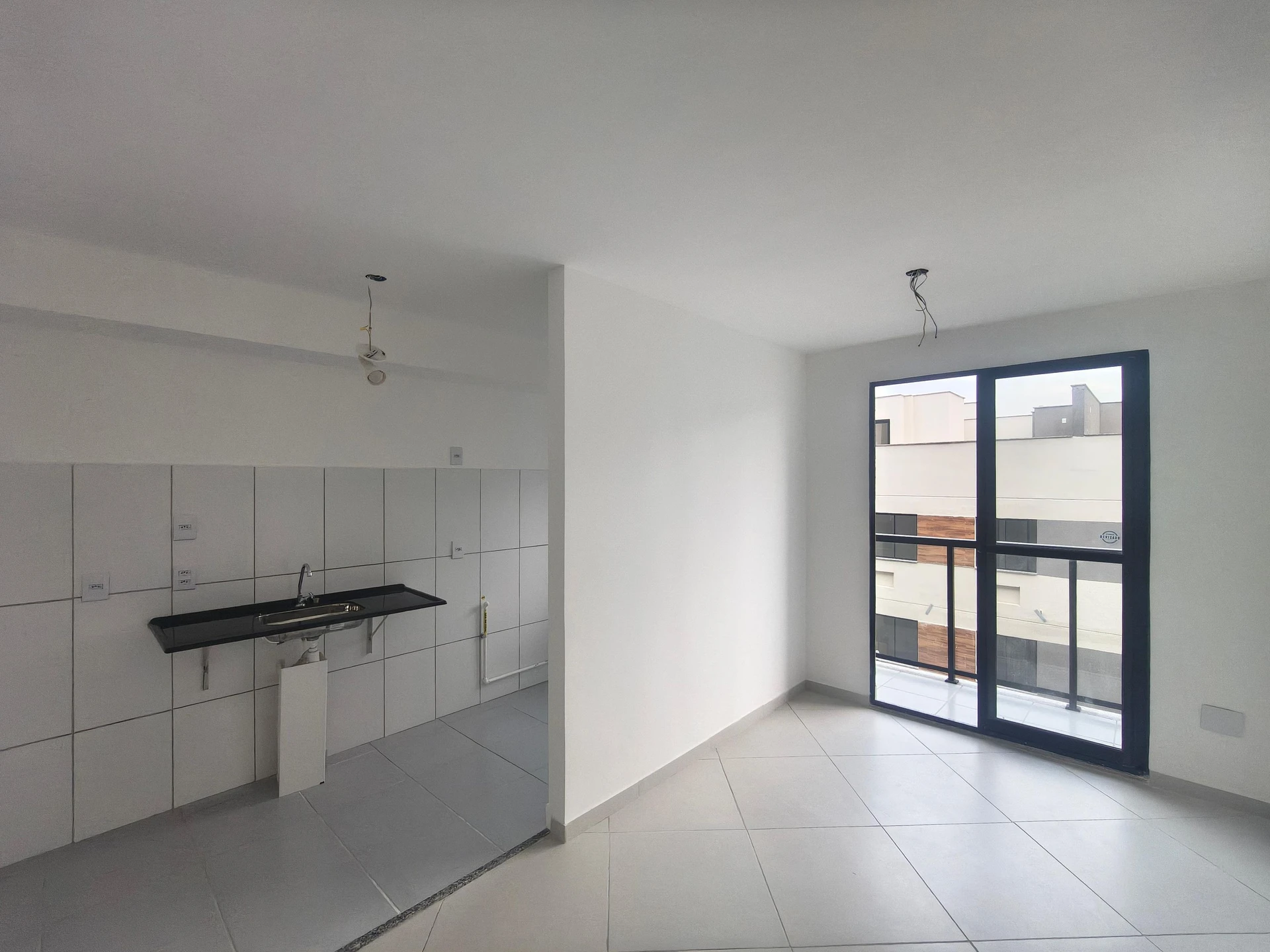 2-bedroom apartment with balcony and glass-enclosed shower — photo 12