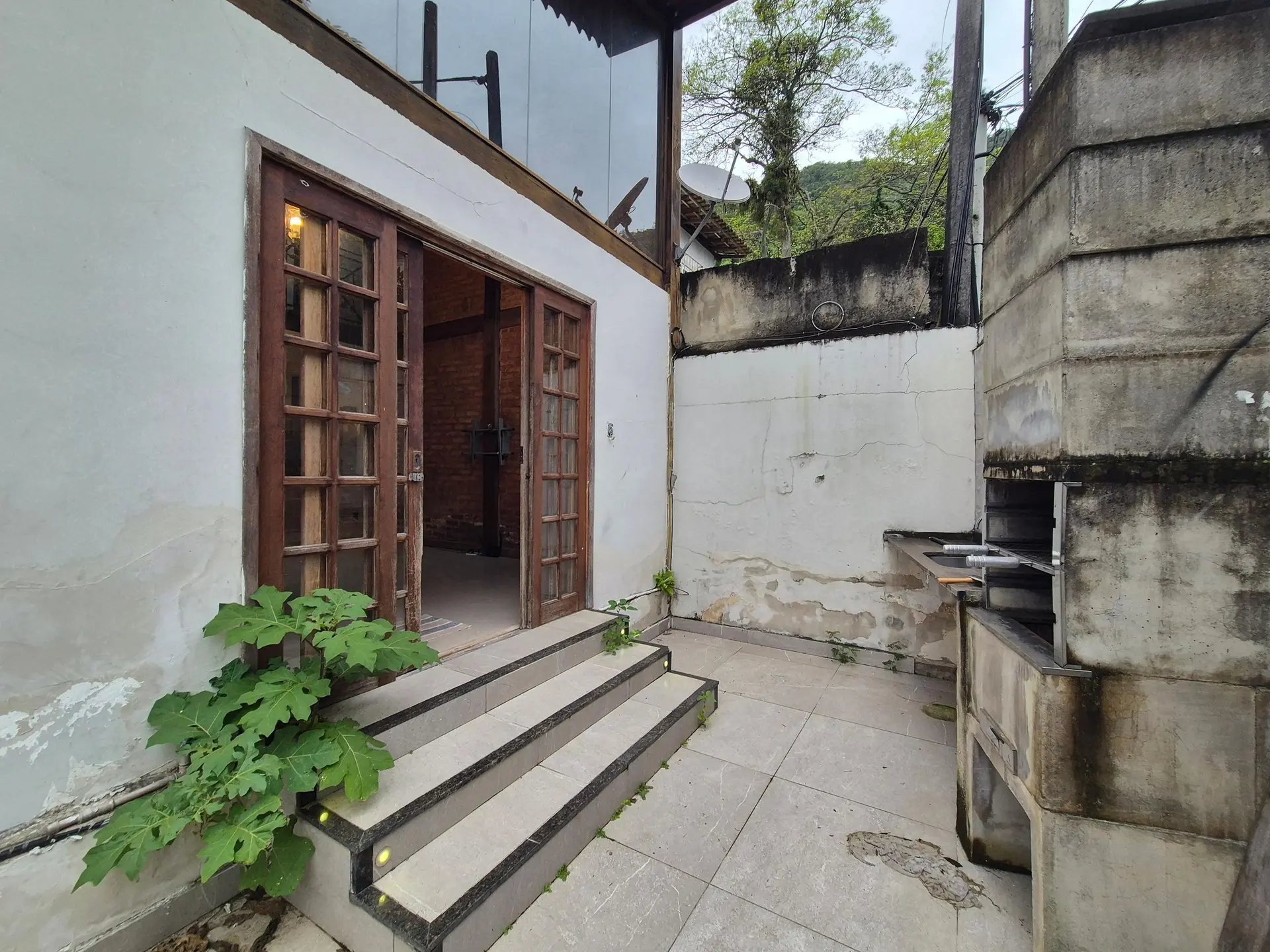 Balcony with a grill in a 3-bedroom house, 150 m² — photo 26