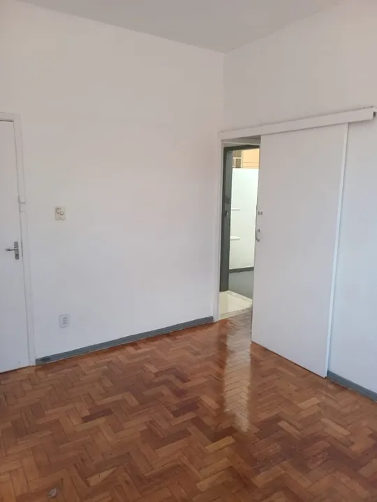 2-bedroom apartment with 1 bathroom and laundry area — photo 2