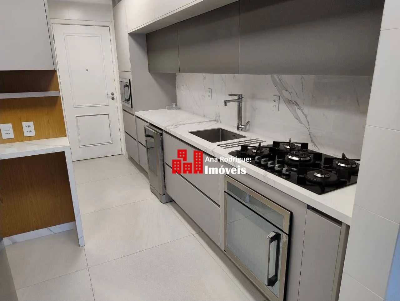 4-bedroom apartment with an open-plan kitchen — photo 23