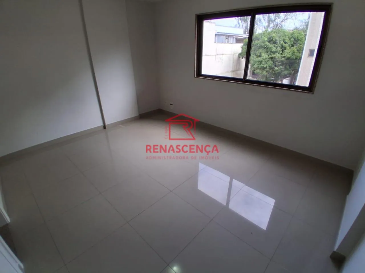 Balcony with a grill in a 2-bedroom apartment, 80 m² — photo 17