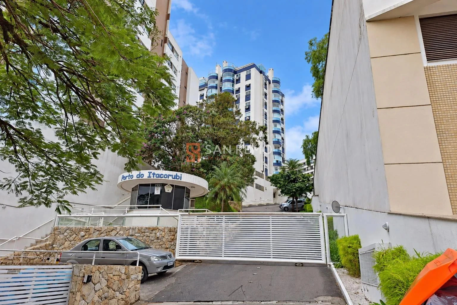 Balcony with a grill in a 3-bedroom apartment, 87 m² — photo 22