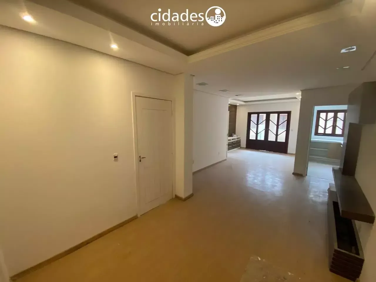 Home office in a 3-bedroom house, 363 m²