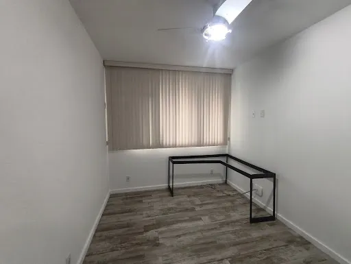 4-bedroom apartment with enclosed balcony — photo 18