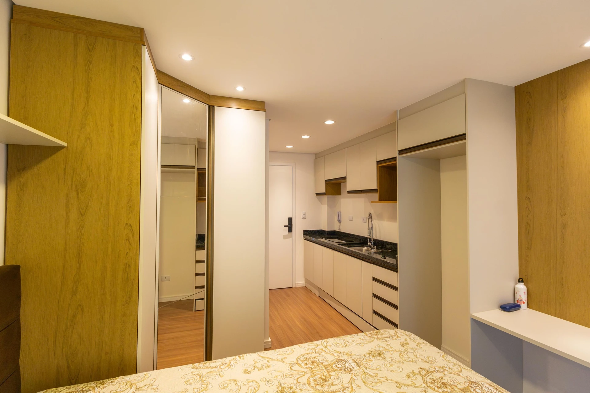 28 m² studio with a home office and a glass-enclosed balcony — photo 17