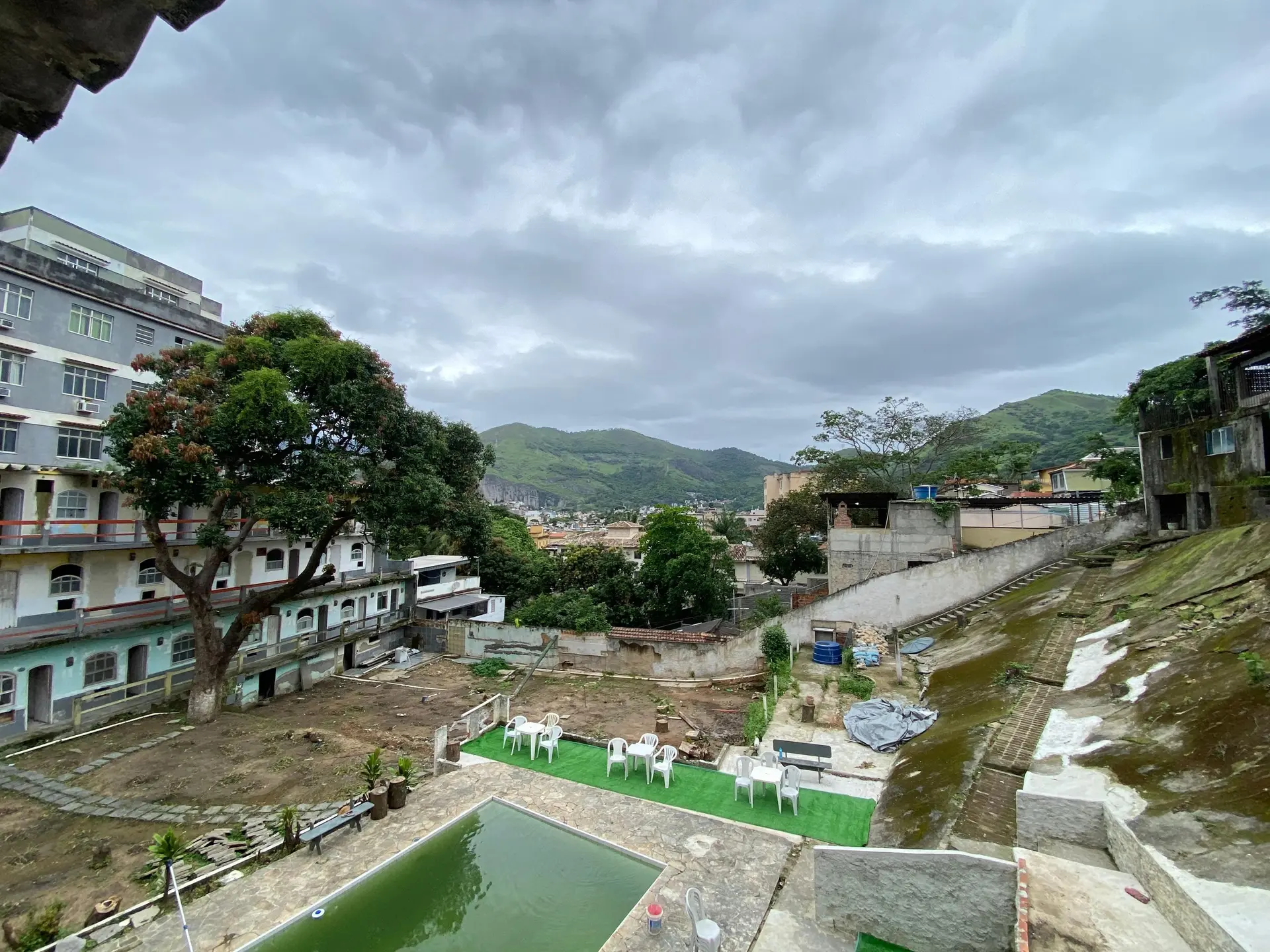 Studio in a building with a pool — photo 5